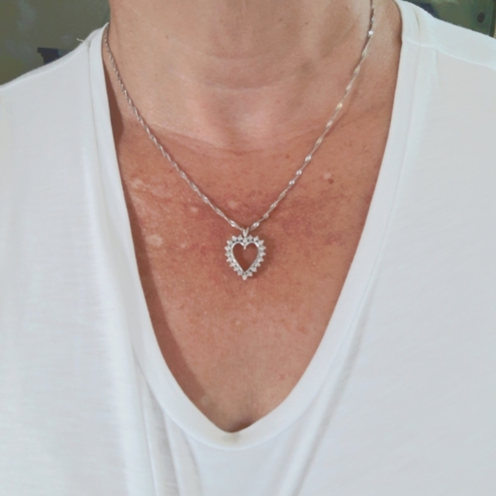 Diamond chip heart pendant necklace